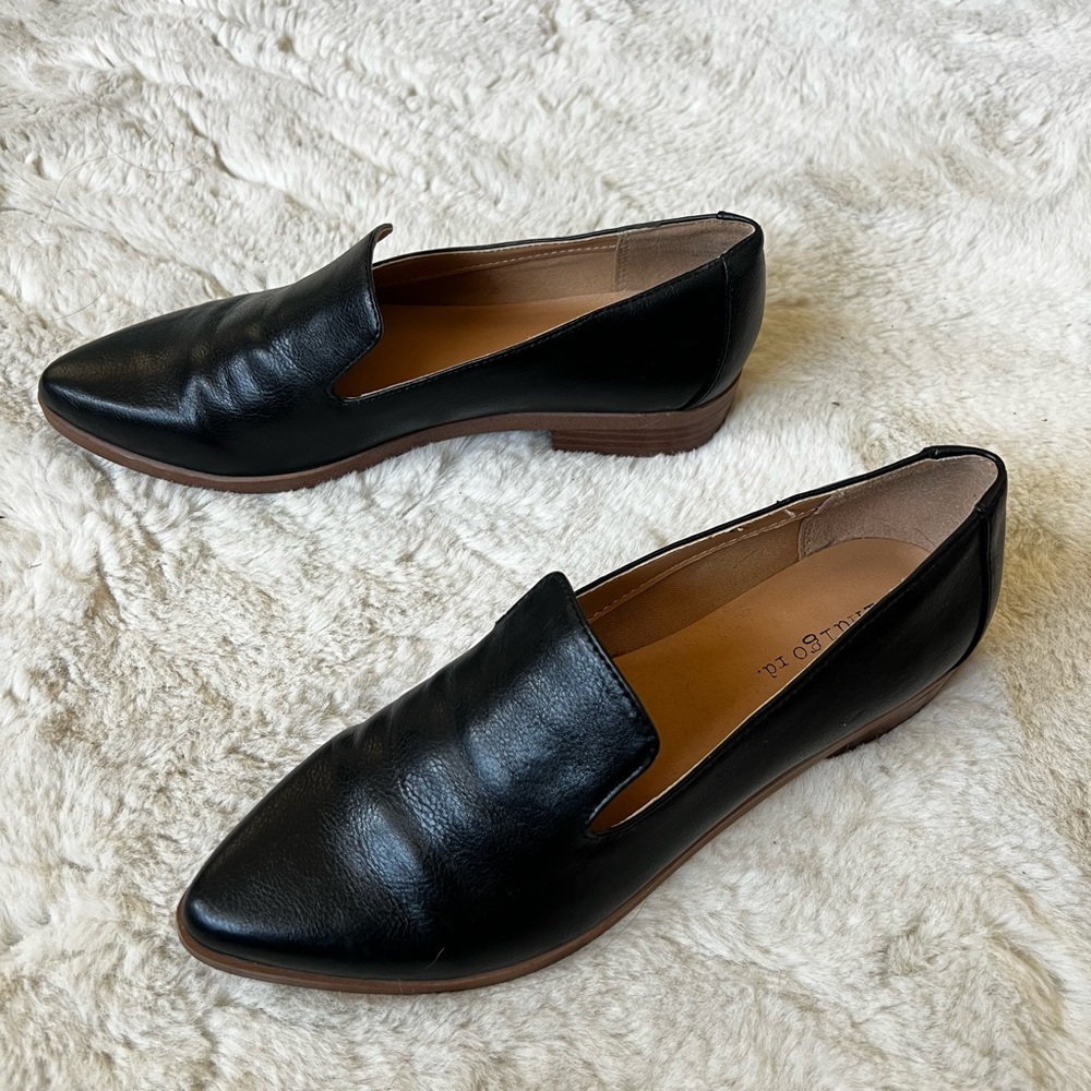 Like new women’s black leather loafers size 5.5.